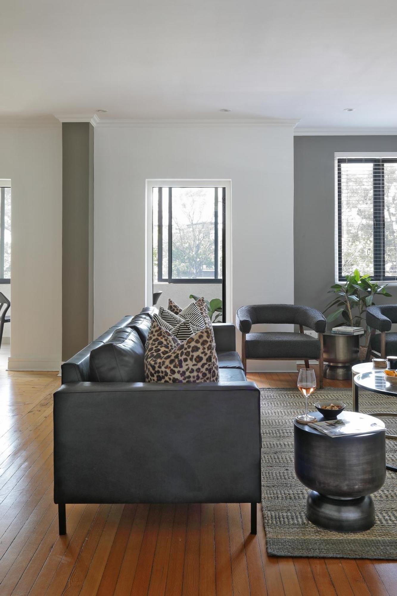 Warwick Mansions 1 Apartment